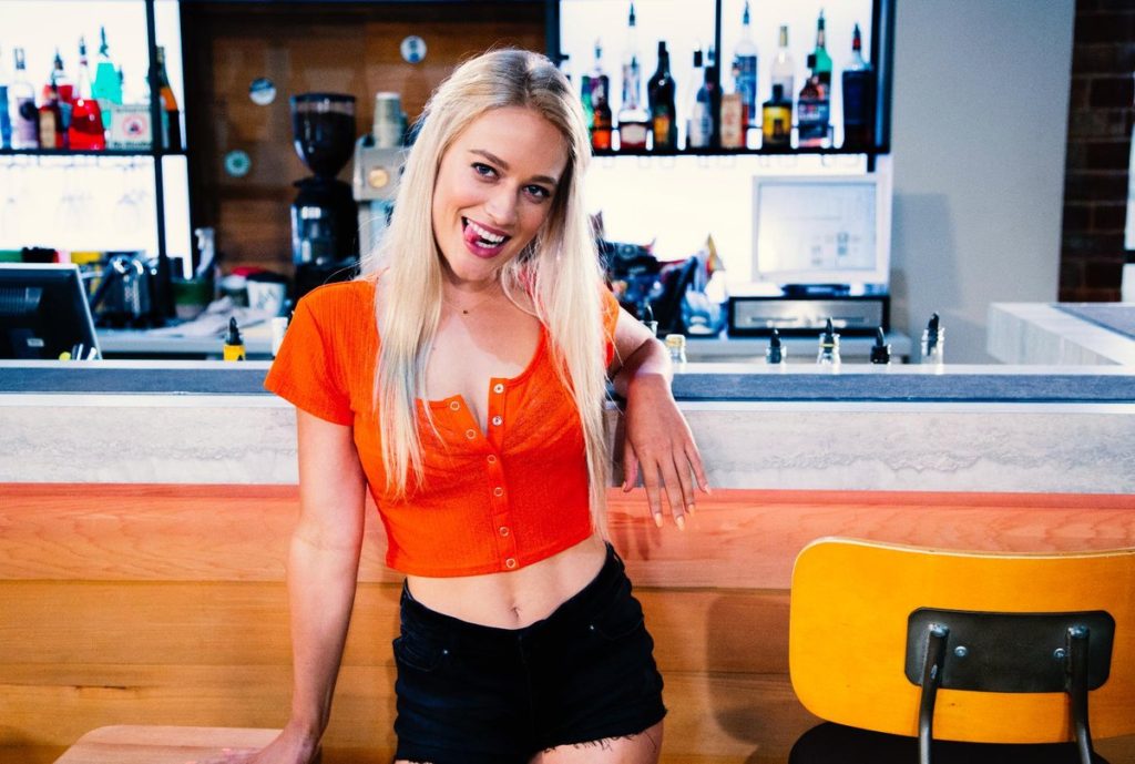 Roxy Willis (Zima Anderson)