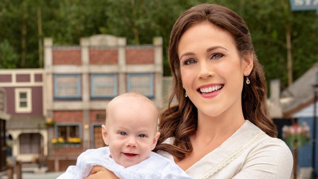 Erin Krakow (Elizabeth Thornton)