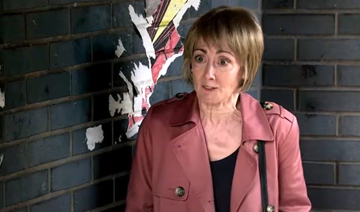 Coronation Street -Elaine Jones (Paula Wilcox) (730 x 433)