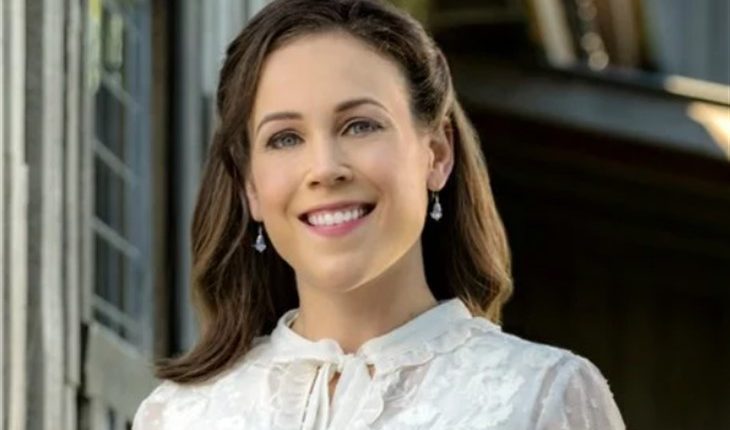 When Calls The Heart Elizabeth Thornton Erin Krakow Celebrating