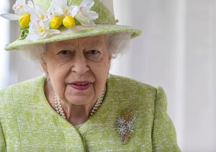 Royal Family News: Queen Looks Fragile, Ready To Abdicate After A Gut-Wrenching Year?