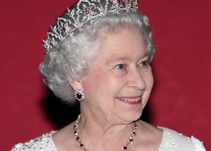 Royal Family News: Queen Elizabeth’s Wardrobe Malfunction
