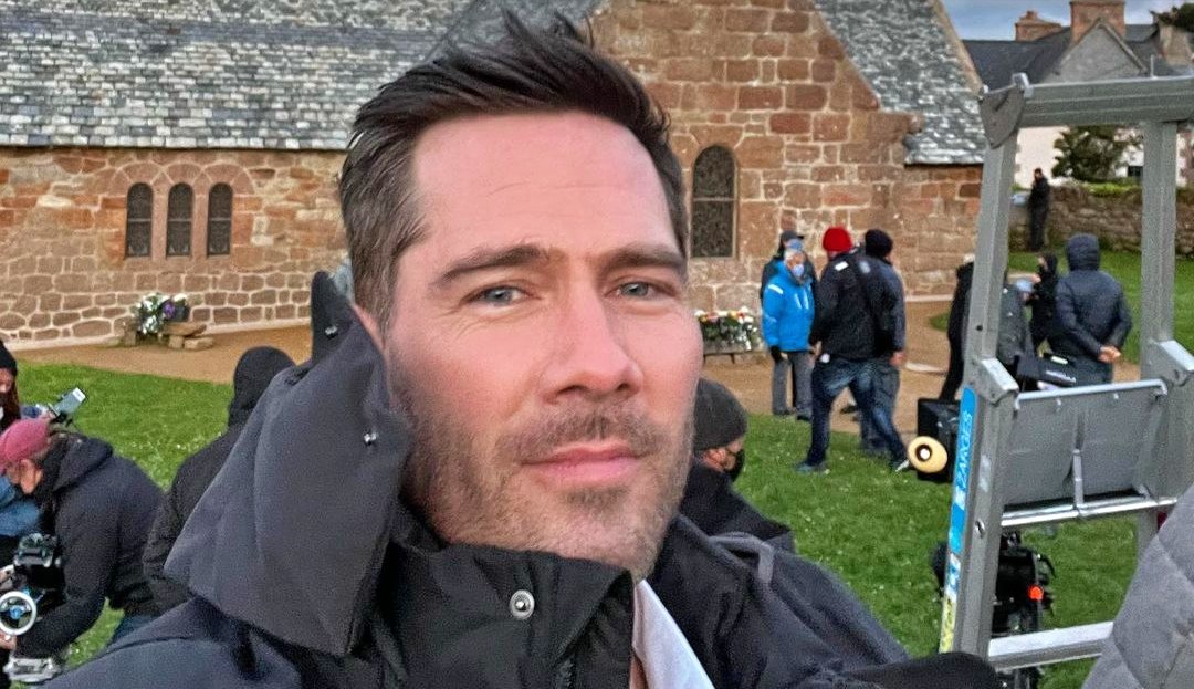 Luke Macfarlane signs multi-picture deal with Hallmark Channel