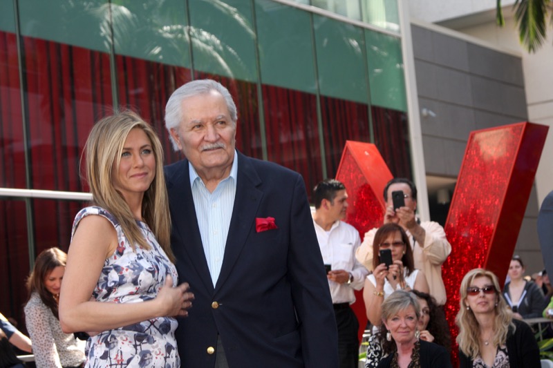 Jennifer Aniston Honors Dad John Aniston At Daytime Emmys Award