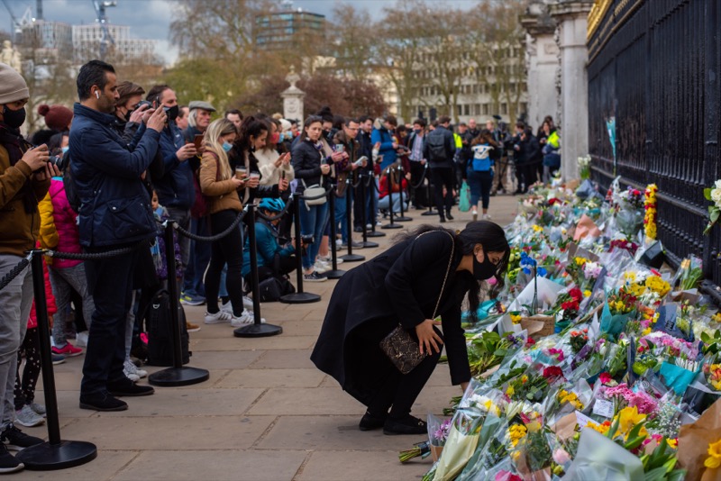 Royal Family News: World Leaders Mourning A Queen, Heartbroken Brits Rush To Buckingham Palace After Her Majesty’s Death