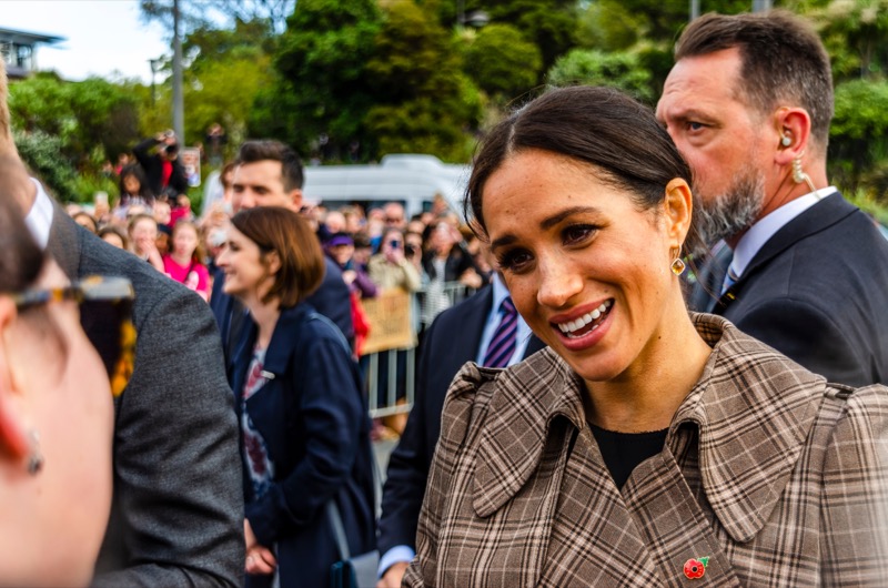 Royal Family News: Meghan Markle Offers Hugs But Gets“Mixed Reaction” From Windsor Crowd