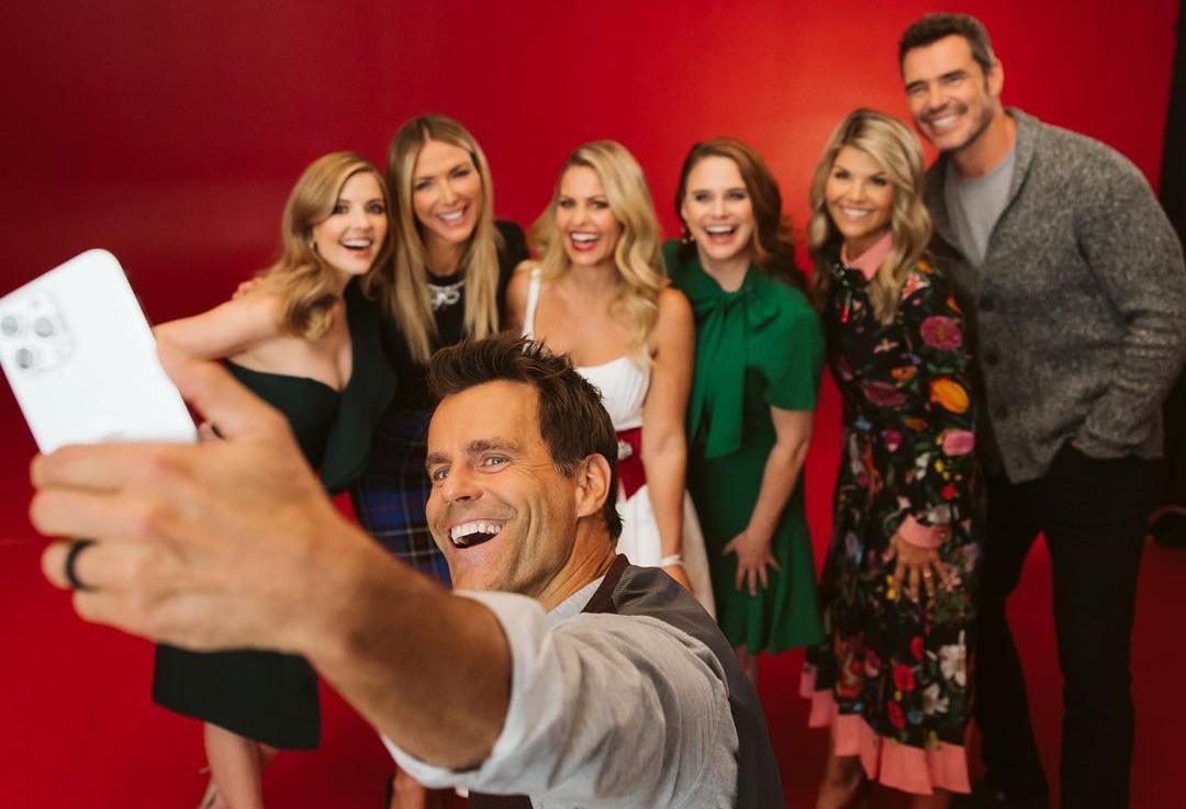 Great American Family star Candace Cameron Bure shares Full House cast images