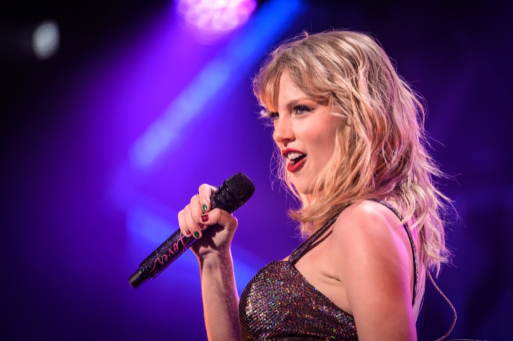 Taylor Swift To Make Feature Film Directing Debut For Searchlight Pictures