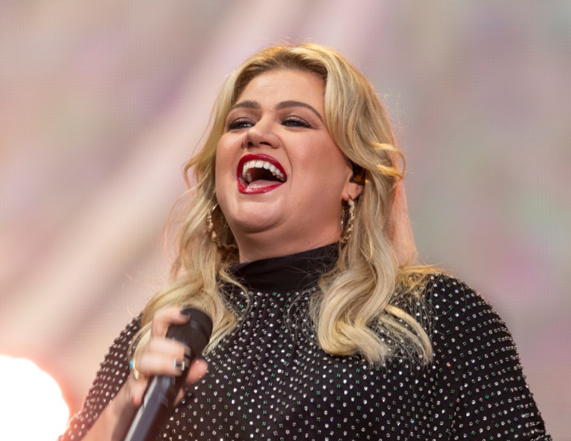Fans Are Concerned About Kelly Clarkson And Her On-Air Drinking