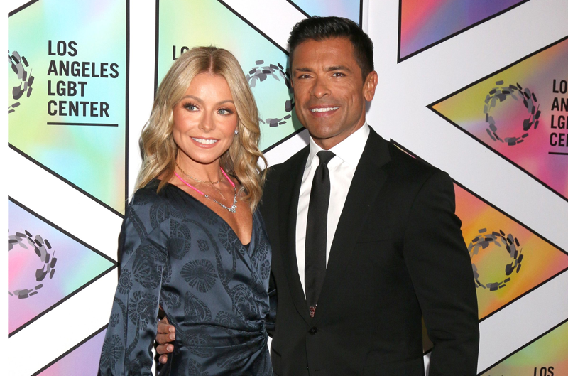 Kelly Ripa Stamps Her Support On Hubby Mark Consuelos Posing Nude