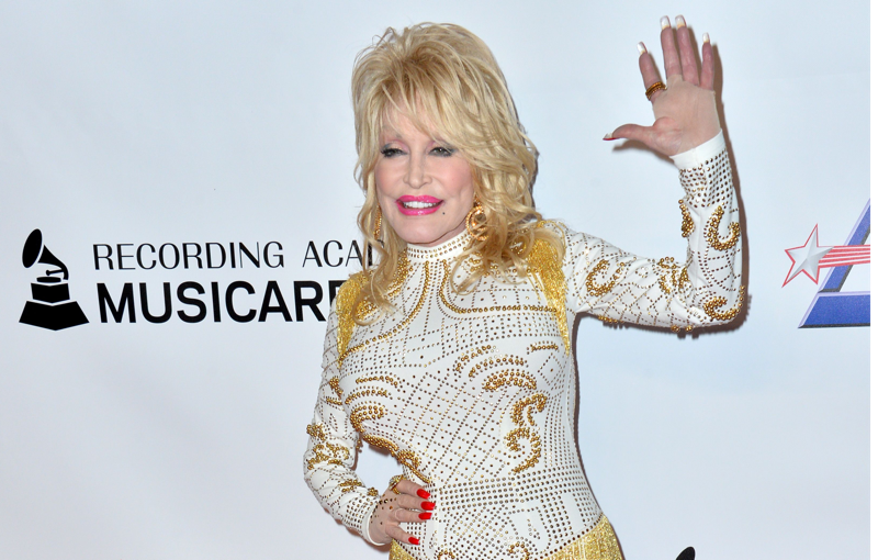 Dolly Parton Honors Loretta Lynn And Naomi Judd, Brings Goat To ACM Awards