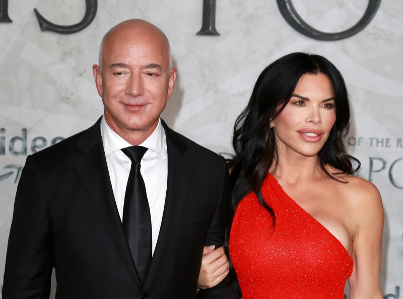 Jeff Bezos And Lauren Sanchez Can’t Keep Their Hands Off Each Other After Engagement News