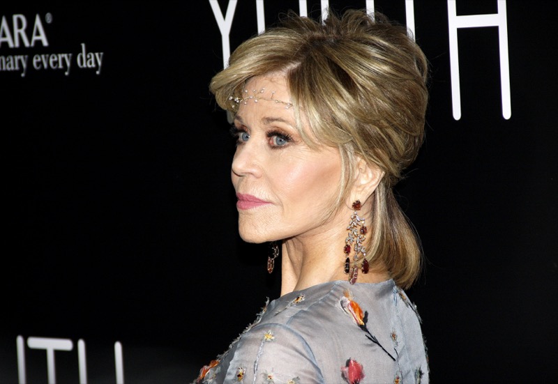 Jane Fonda Stuns By Throwing Award At Director!