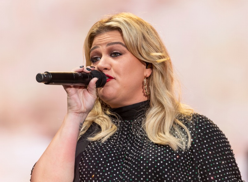 Kelly Clarkson Is Not Beefing With Carrie Underwood