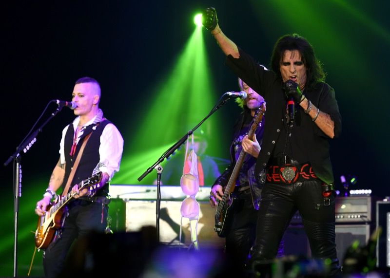 Johnny Depp Enjoys Love Fest With Fans On Hollywood Vampires Tour