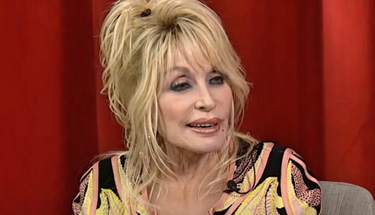 Celeb-Dolly Parton-4