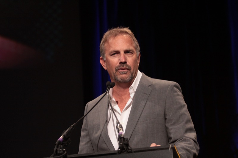Kevin Costner Reacts To Estranged Wife Jetting To Hawaii With His Pal!