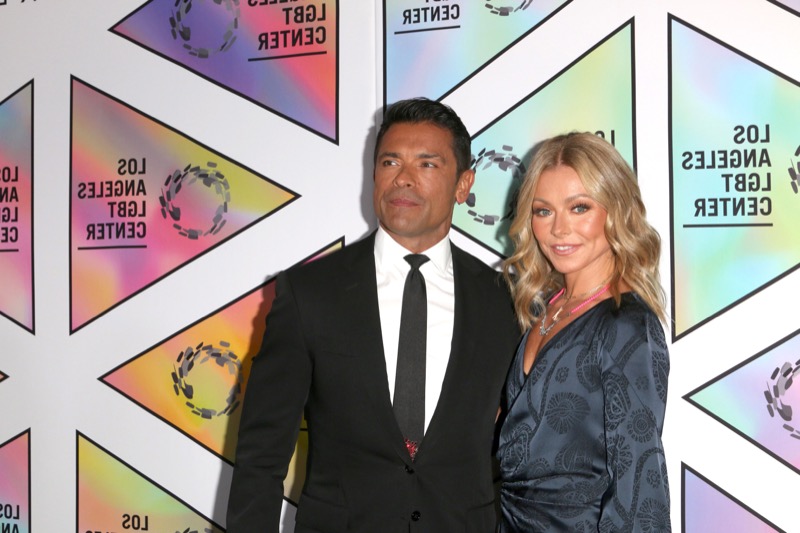 Kelly Ripa Takes 'Live' Risk In Giving Game Show Segment To Mark Consuelos