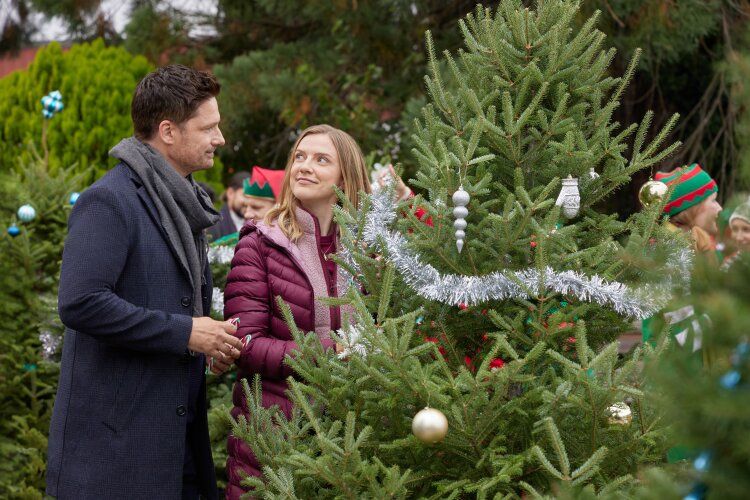 Warren Christie & Sara Canning Head Out On Holiday Road On Hallmark