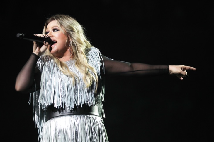 Kelly Clarkson Made Fun Of Tim Burton's Wedding Gift For Catherine O'Hara