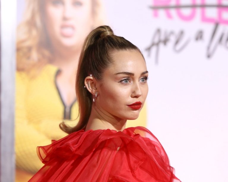 Miley Cyrus Tearfully Accepts Disney Legend, Makes History