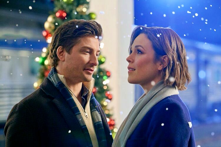 Daniel Lissing and Erin Krakow in Santa Tell Me on Hallmark Channel