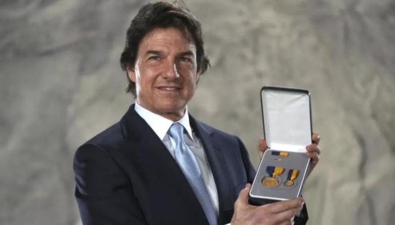 Tom Cruise Shows Off SECNAV Award - Via Reddit