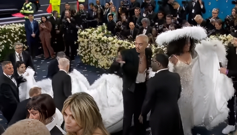 Diana In Her Amazing Dress At The Met Gala - ExtraTV - YouTube