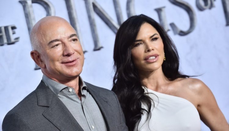 Los,Angeles,-,Aug,15:,Jeff,Bezos,And,Lauren,Sanchez