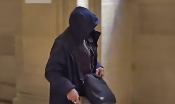 The elderly ringleader arrives at the French court – Via Entertainment Tonight – YouTube