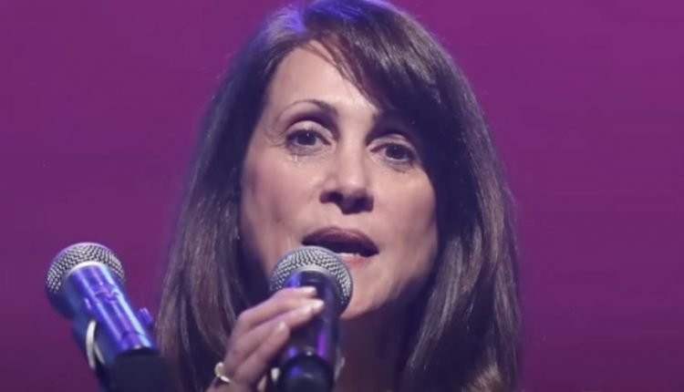 American Idol Music Supervisor Robin Kaye – E News – YouTube