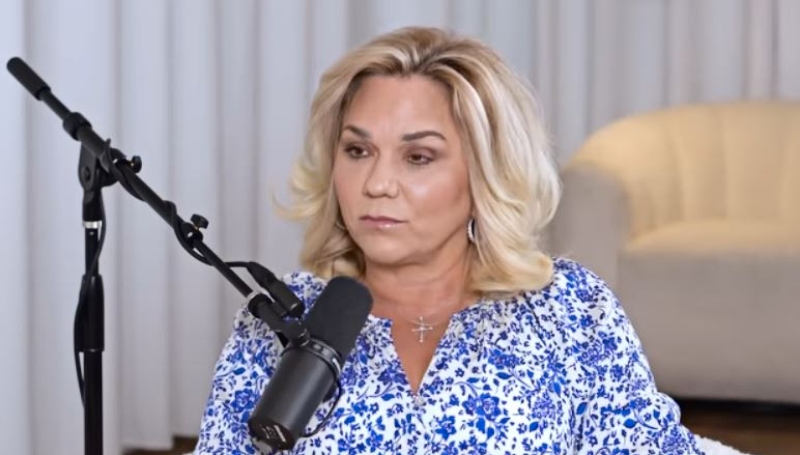 Julie feels that life is weird - Chrisley Confessions - YouTube