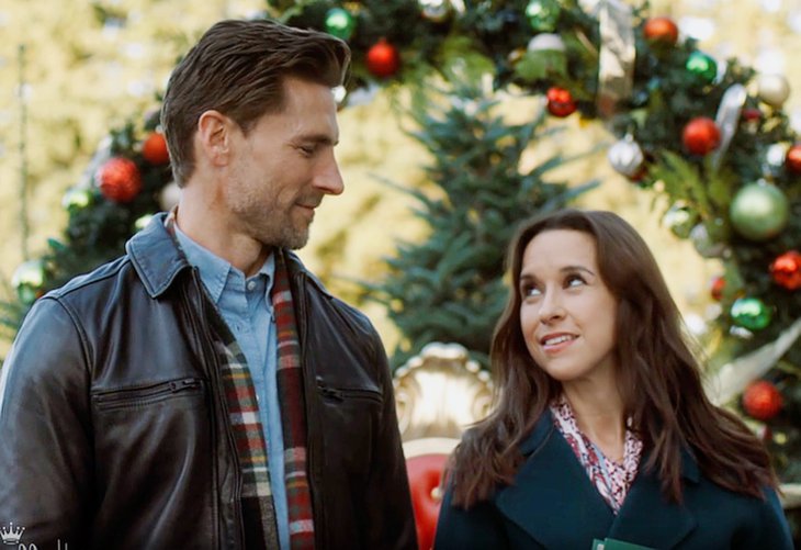 Hallmark Channel Spoilers: Lacey Chabert And Andrew Walker Reunite in Heartwarming Christmas Movie 'She's Making A List'