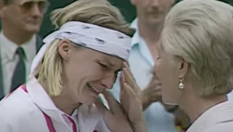Comforting a tennis player at Wimbledon - BBC - YouTube (1)