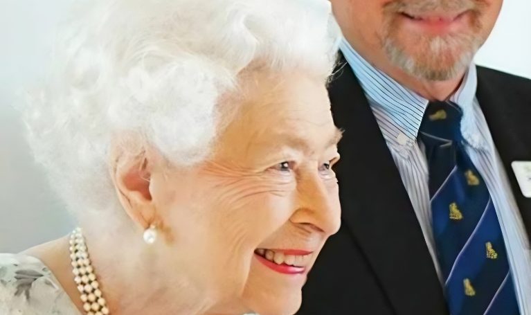 Queen Elizabeth didn't abdicate in favor of King Charles- YouTube