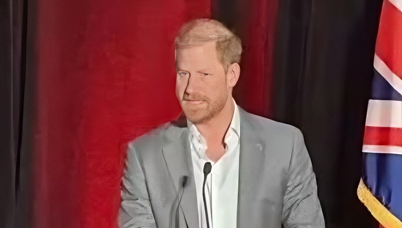 Prince Harry jokes at Christmas Lunch - Via @LilacGlo - YouTube