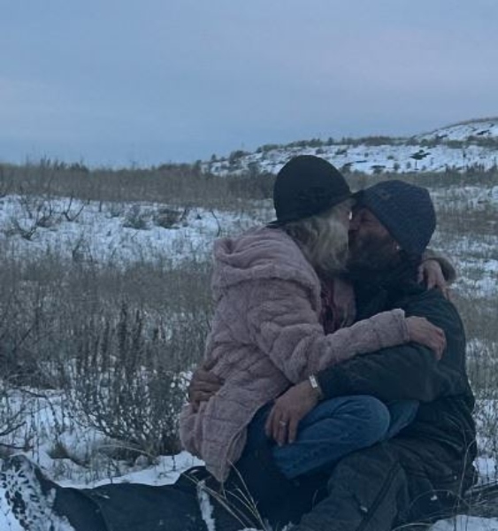 Ami kisses DJ - Instagram