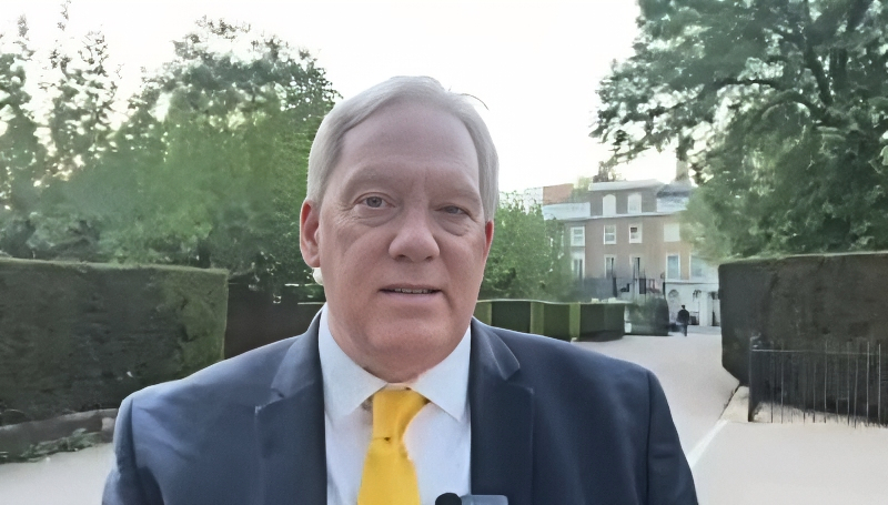 Sean discusses Meghan and Harry not meeting King Charles in the USA - Daily News Headlines - YouTube (1)